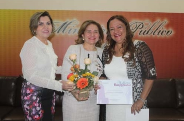 Read more about the article Associada recebeu homenagem no Ministério Público
