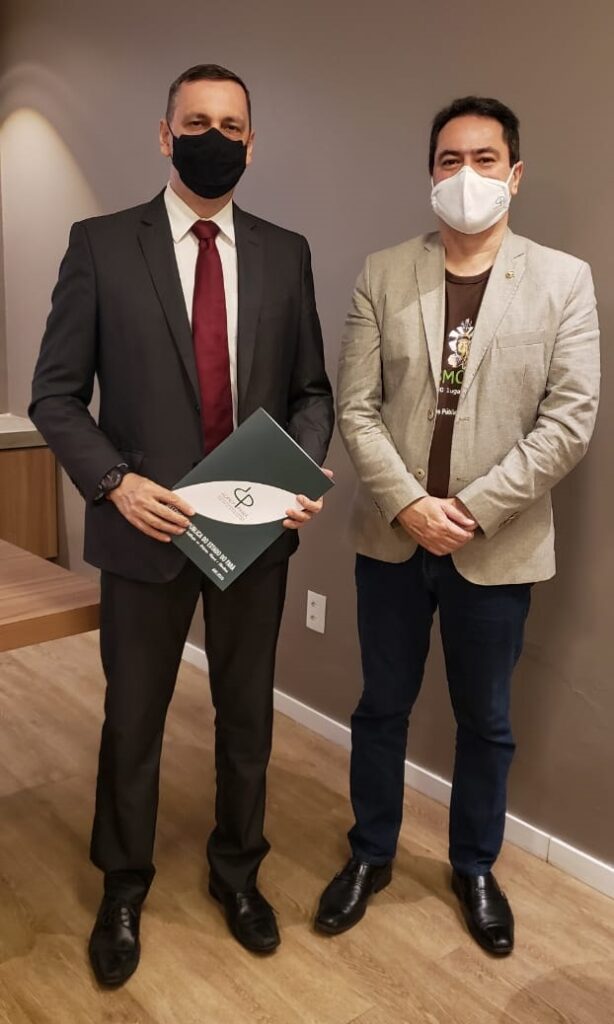 Read more about the article Presidente entrega a publicação ‘Mapa da Defensoria Pública’ aos Presidentes da AMPEP e da AMEPA e ao ex DPG Antônio Roberto Figueiredo Cardoso