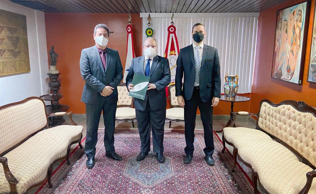 Read more about the article Presidente da ADPEP entrega ao Procurador Geral de Justiça do Estado exemplar da revista “DPPA: uma visão detalhada da instituição em gráficos, mapas e planilhas”